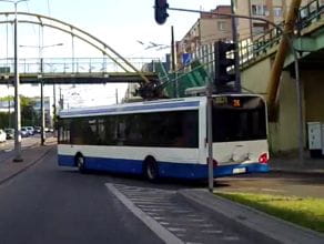 Gdynia. Autobus wjeżdża na czerwonym