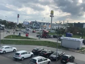 Przejazd ciężarówek na Szadółkach. Policja kieruje ruchem