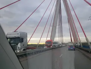 Na moście trasa Sucharskiego - korek 2km