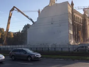 Wyburzanie budynku przy Lastadia w Gdańsku