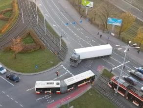 Ciężarówka wjechała pod prąd w centrum Gdańska