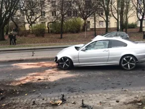 Zniszczony samochód po wypadku na al. Zwycięstwa w Gdyni