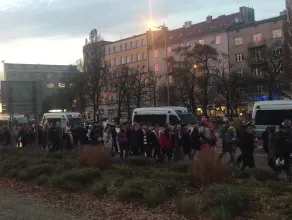 Manifestanci na skwerze Kościuszki