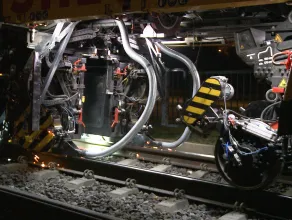 18 metrowa maszyna frezuje szyny tramwajowe w Gdańsku