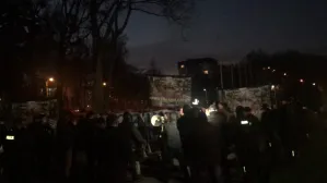 Manifestanci i przeciwnicy marszu spotkali się na skwerze Arki Gdynia