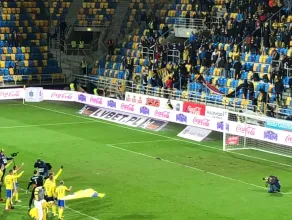 Piłkarze i kibice Arki Gdynia celebrują zwycięstwo