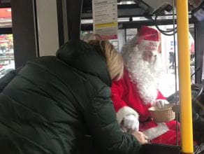 Kierowca Mikołaj rozdawał cukierki w trolejbusie w Gdyni