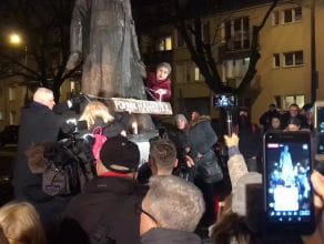 Piątkowy protest pod pomnikiem ks. Jankowskiego