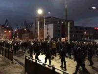 Kibice Legii w eskorcie policji idą na stadion