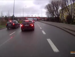 BMW skręca bez kierunkowskazu na Morskiej w Gdyni