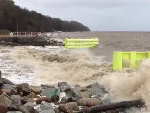 Wzburzone morze na Bulwarze Oksywskim w Gdyni