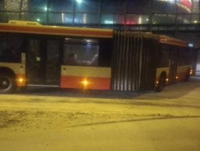 Autobusy ślizgają się przy Galerii Bałtyckiej