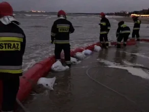 W Sopocie strażacy zabezpieczają kawiarnie przed zalaniem
