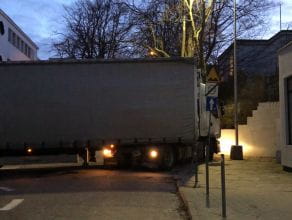 Kierowca ciężarówki niszczy znaki w centrum Gdyni