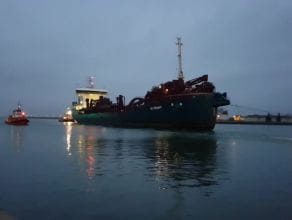 DC Orisant z uszkodzonym napędem wraca do portu w Gdansku
