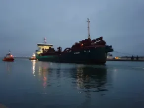 DC Orisant z uszkodzonym napędem wraca do portu w Gdansku