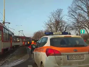 Wykolejony tramwaj po wypadku na Hallera