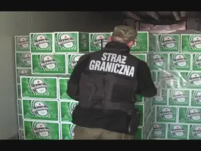 Wyładunek kradzionego piwa z zatrzymanego przez Straż Graniczną TIR-a.