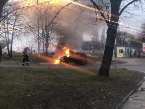 Gaszenie płonącego auta przy pl. Zebrań Ludowych