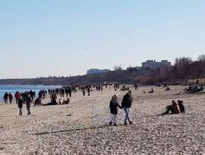 Tłumy spacerowiczów na plaży w Sopocie