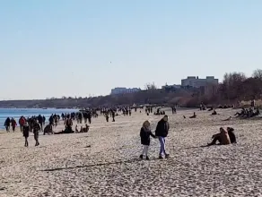 Tłumy spacerowiczów na plaży w Sopocie