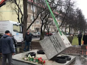 Cokół pomnika ks. Jankowskiego wrócił na swoje miejsce 