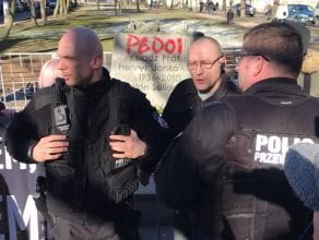 Interwecja policji pod pomnikiem ks. Jankowskiego