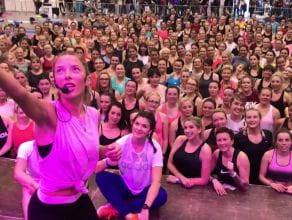 Ewa Chodakowska robi selfie z fanami po treningu