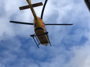 Śmigłowiec Lotniczego Pogotowia Ratunkowego ląduje na boisku w Chyloni