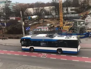 Trolejbus nowy a zepsuł się i zablokował ruch