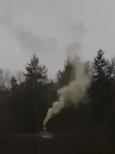 Dym z komina na cmentarzu