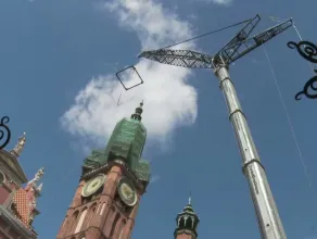 Demontaż hełmu z wieży Ratusza Głównego Miasta w Gdańsku.