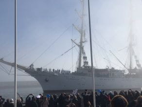 Dar Młodzieży dopływa do nabrzeża w Gdyni