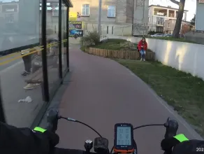 Rowerzystka jadąca pod prąd po drodze rowerowej w Orłowie