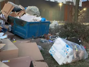 Mnóstwo śmieci w okolicy Bastionu Wałowa w Gdańsku