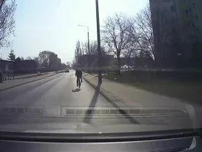 Rowerzysta jedzie ulicą obok ścieżki rowerowej
