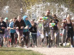 Wodna bitwa dla biegaczy w Kolibkach - WateRUN