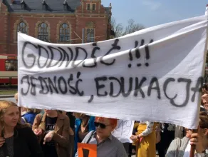 Nauczyciele strajkują przed Kuratorium Oświaty