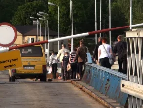 Prace remontowe mostu pontonowego na Wyspie Sobieszewskiej