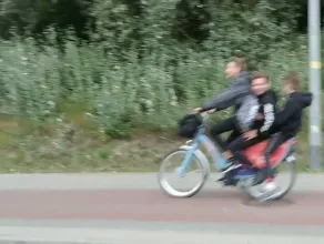 Trzy osoby na jednym rowerze Mevo