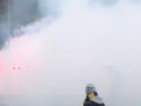 Kibice Arki odpalają race w drodze na stadion