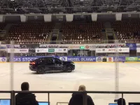 Samochód na lodzie w Hali Olivia