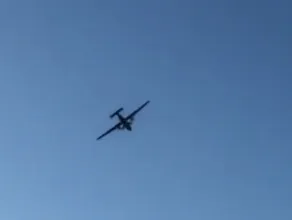 Wojskowy samolot lata nad plażą w Sopocie