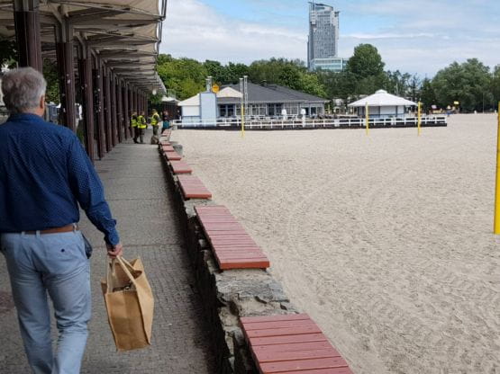 Na plaży w Gdyni tylko policja i wojsko