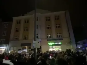 Tłum w Gdyni skanduje pod siedzibą posłów PiS