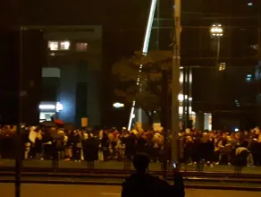 Tłum protestujących zbliża się do Oliwy