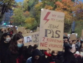 Protestujący w Gdyni wchodzą na ul. Śląską