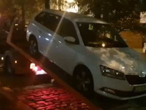 Laweta zabiera porzucone auto w centrum Gdańska