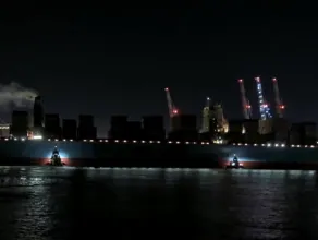 Olbrzymi kontenerowiec wchodzi do portu w Gdańsku 