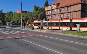 Wykolejony tramwaj na pl. Komorowskiego